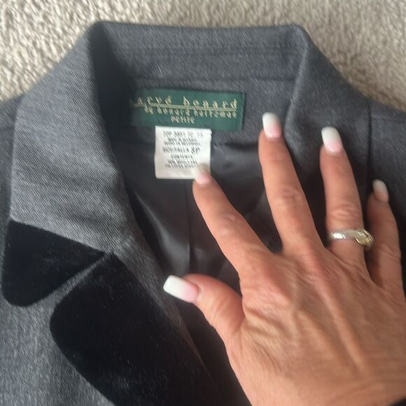 Harve Bernard by Bernard Holtzman Petite Velvet Trimmed Blazer! - Picture 5 of 10